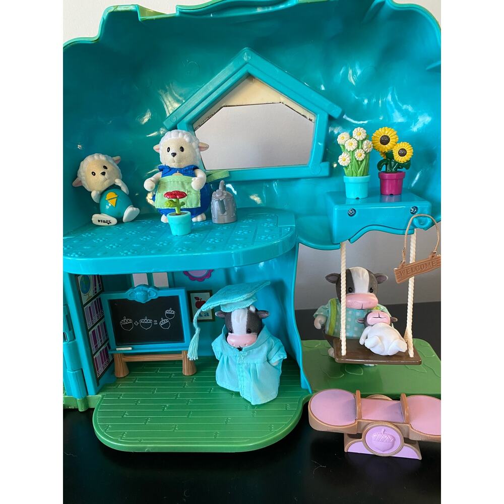 Lil’ Woodzeez Honey Suckle School House with Characters and Accessories